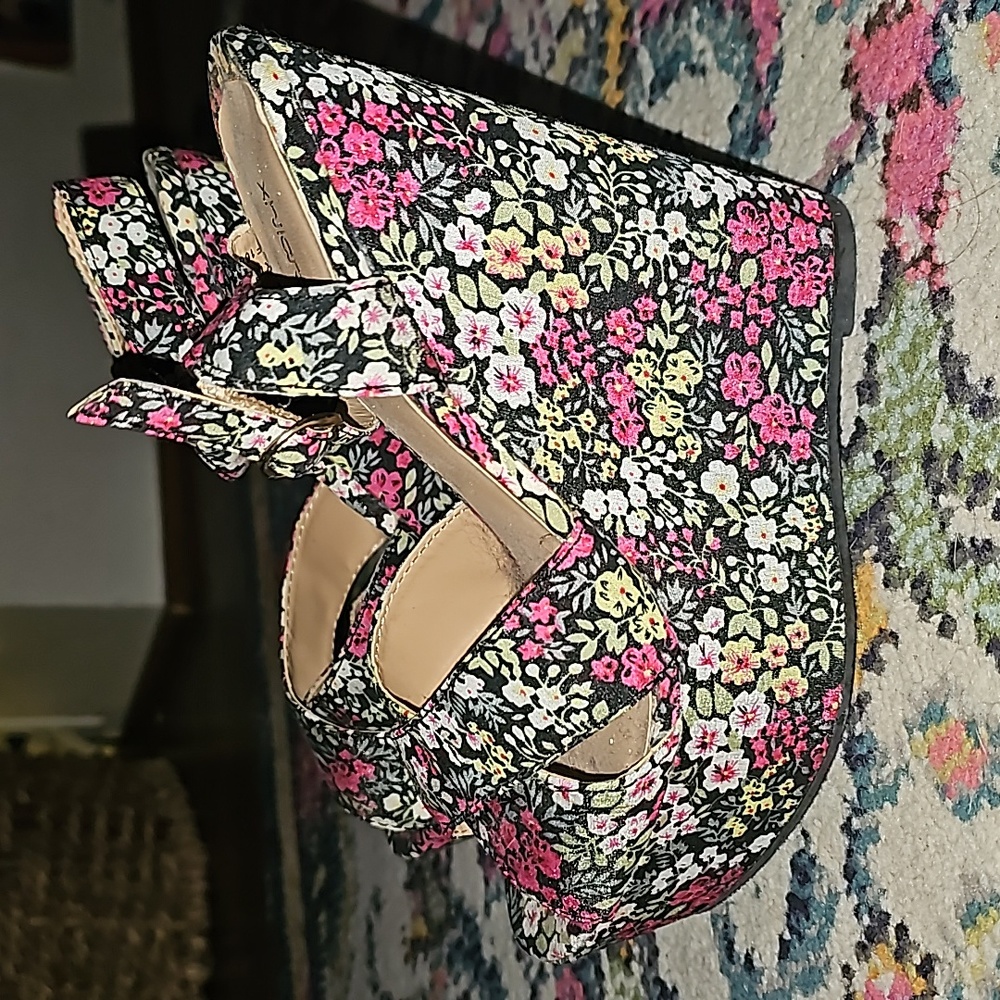 Flower Pattern Wedge! - image 4